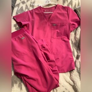 Figs scrubs. Small one pocket top. Jogger bottoms also size small. Worn once